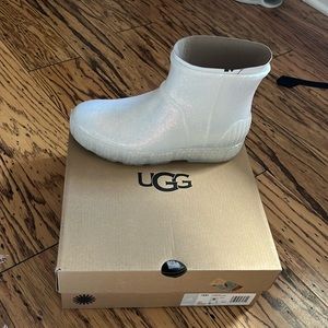 Size 6 water resistant uggs